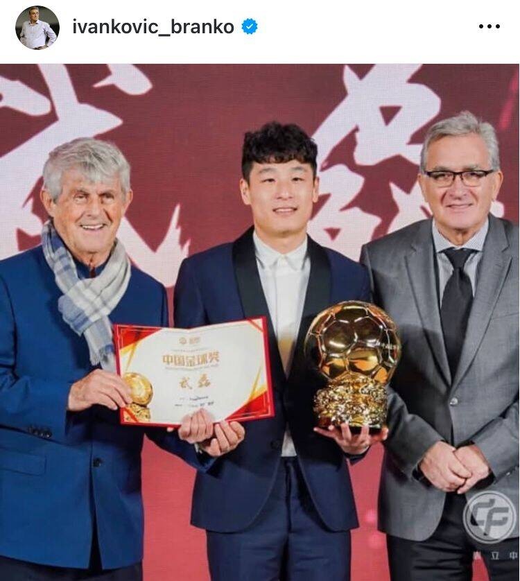  出席中國金球獎(jiǎng)?lì)C獎(jiǎng)儀式，伊萬曬與武磊、米盧同框照片