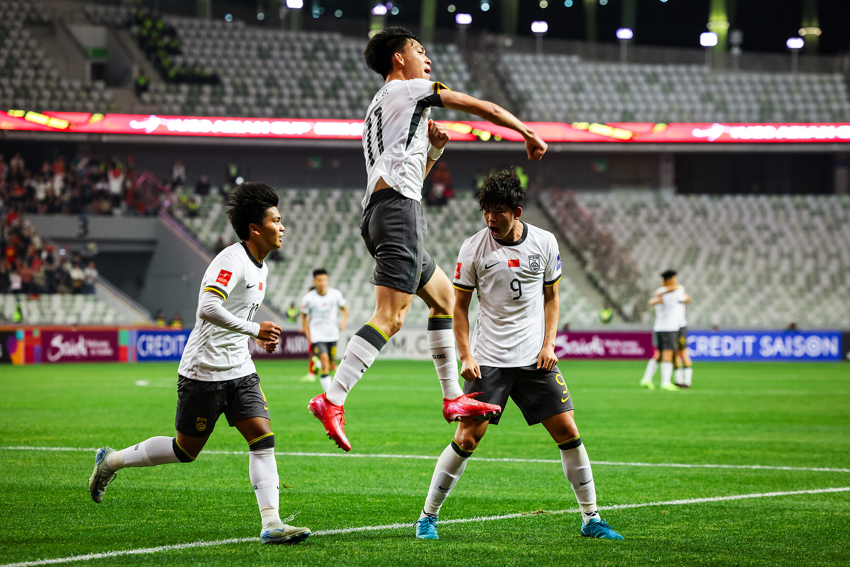  全面壓制！國青半場控球率高達7成，射門比9-3，造對方3張黃牌