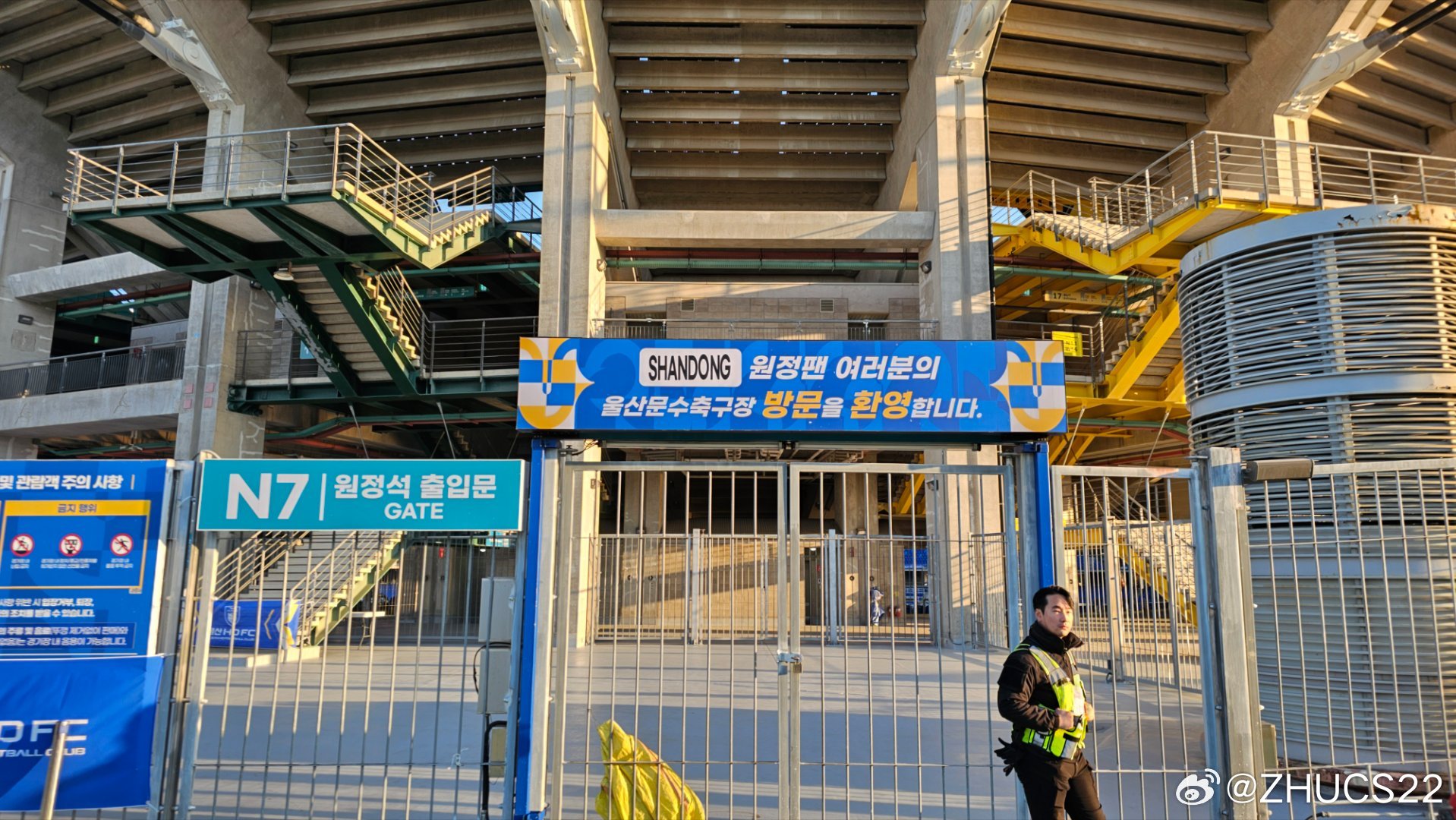  博主：蔚山現(xiàn)場(chǎng)工作人員、轉(zhuǎn)播車、安保在準(zhǔn)備撤場(chǎng)，場(chǎng)外一片安靜