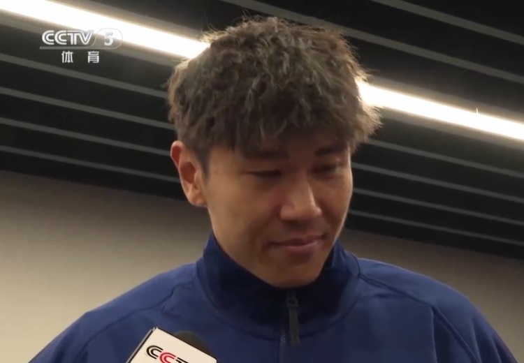  鐵漢柔情！三鎮(zhèn)球員劉奕鳴探望患病小球迷時哽咽