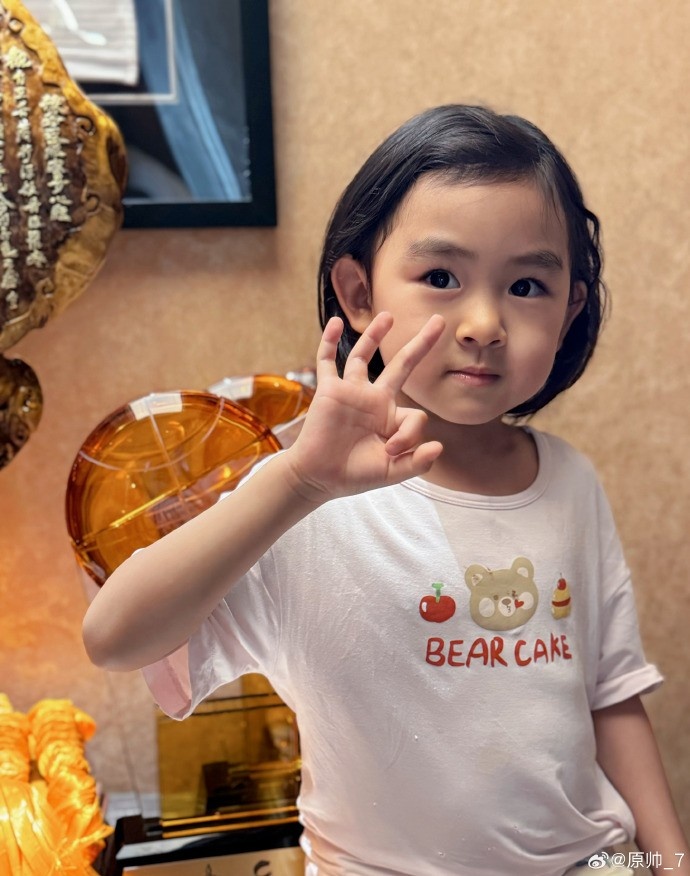  三分大賽三冠王！原帥曬三冠獎(jiǎng)杯：完成了女兒給安排的任務(wù)！