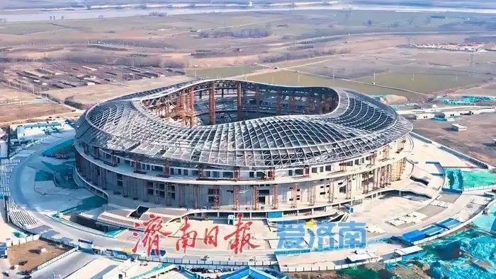  魯媒：戴上1.6萬噸“鋼鐵巨冠”，黃河體育中心球場完成屋蓋施工