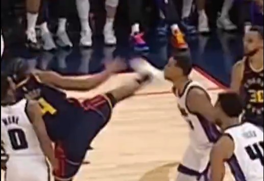 抬腳過高踢到了對(duì)手下巴！NBA官方：穆迪這一動(dòng)作被判1級(jí)惡犯