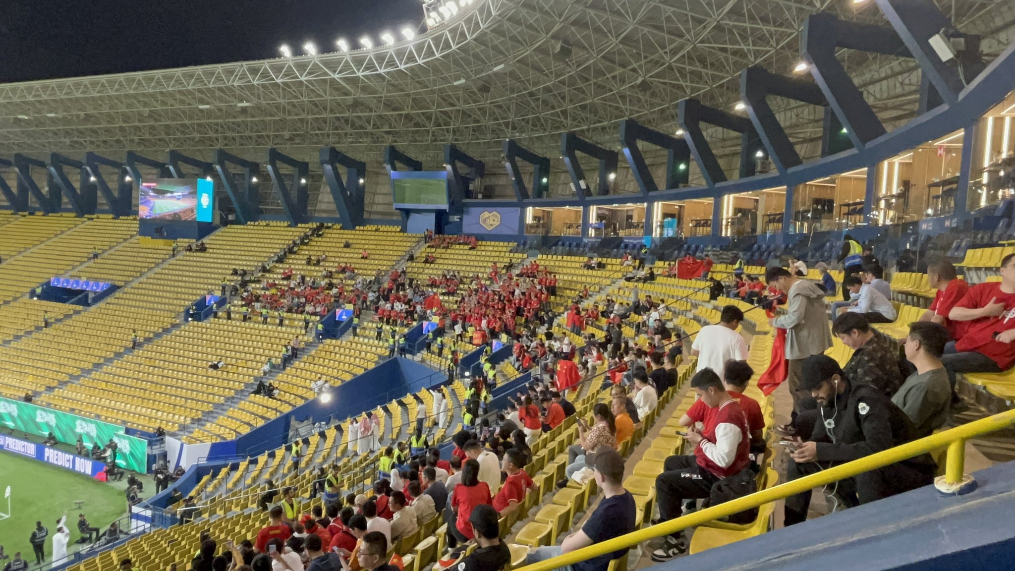  球票已售罄！中國球迷已經(jīng)入場，坐在球場上層沙特球迷區(qū)上方