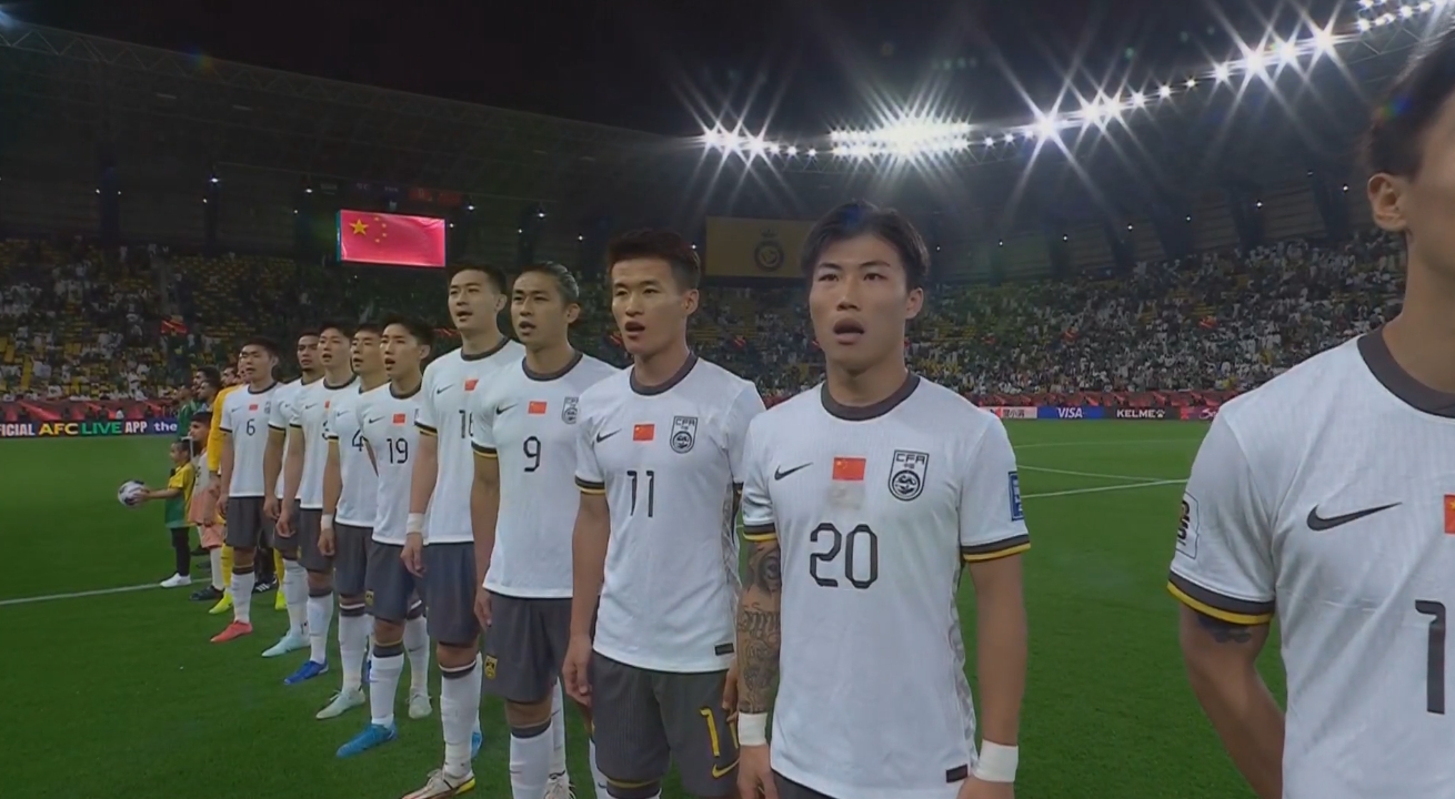  大戰(zhàn)一觸即發(fā)！賽前國(guó)歌儀式，國(guó)足首發(fā)11人高唱國(guó)歌