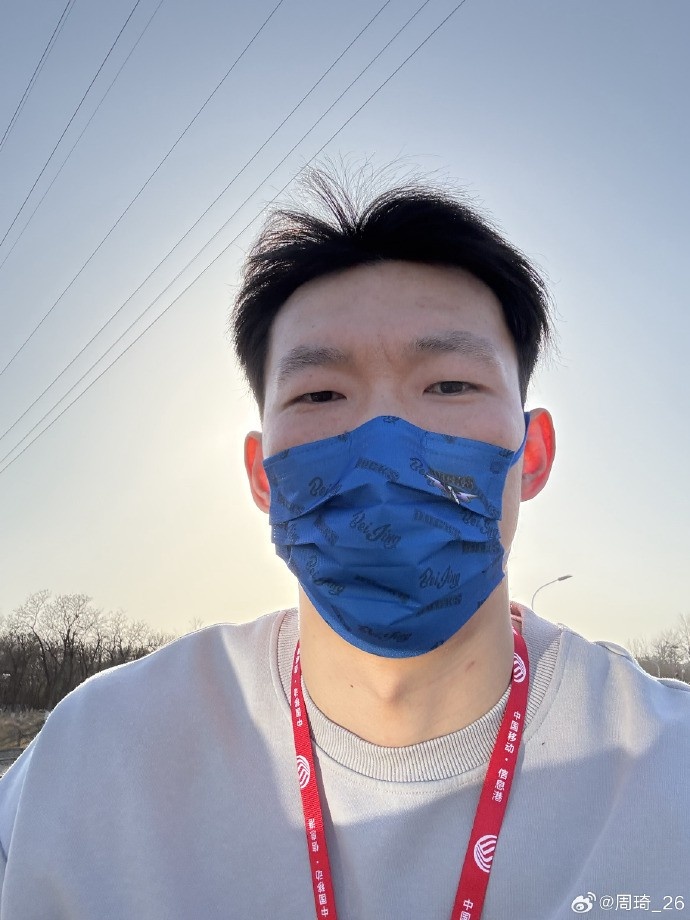  悠閑！周琦騎京牌電動車出行：太陽出來了 開京牌兜兜風(fēng)！