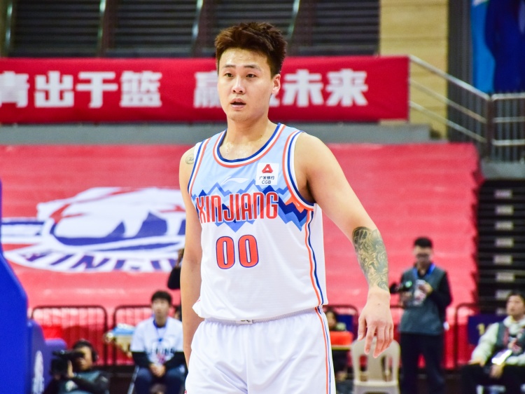 狀態(tài)不俗！趙睿半場9中4拿到15分5籃板