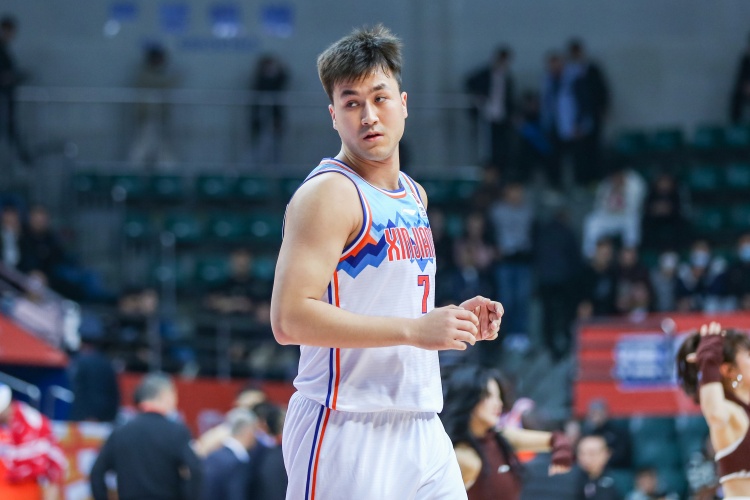  防到5犯被提前罰下！艾孜麥提全場9中3 貢獻(xiàn)9分1板1斷
