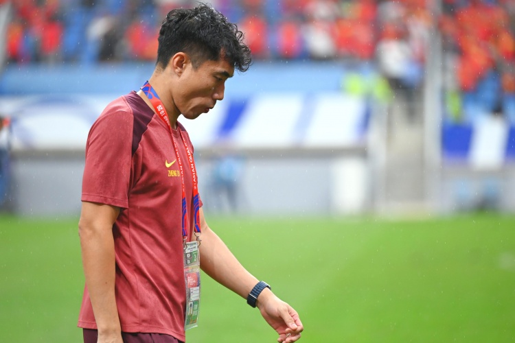  滬媒：單后腰讓國足防守承受更大壓力，若鄭智沒退役或能勝任