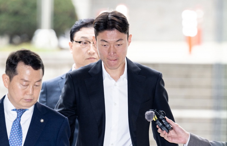 韓媒：庭審現(xiàn)場黃義助始終低頭雙手合十，判決后不停致歉